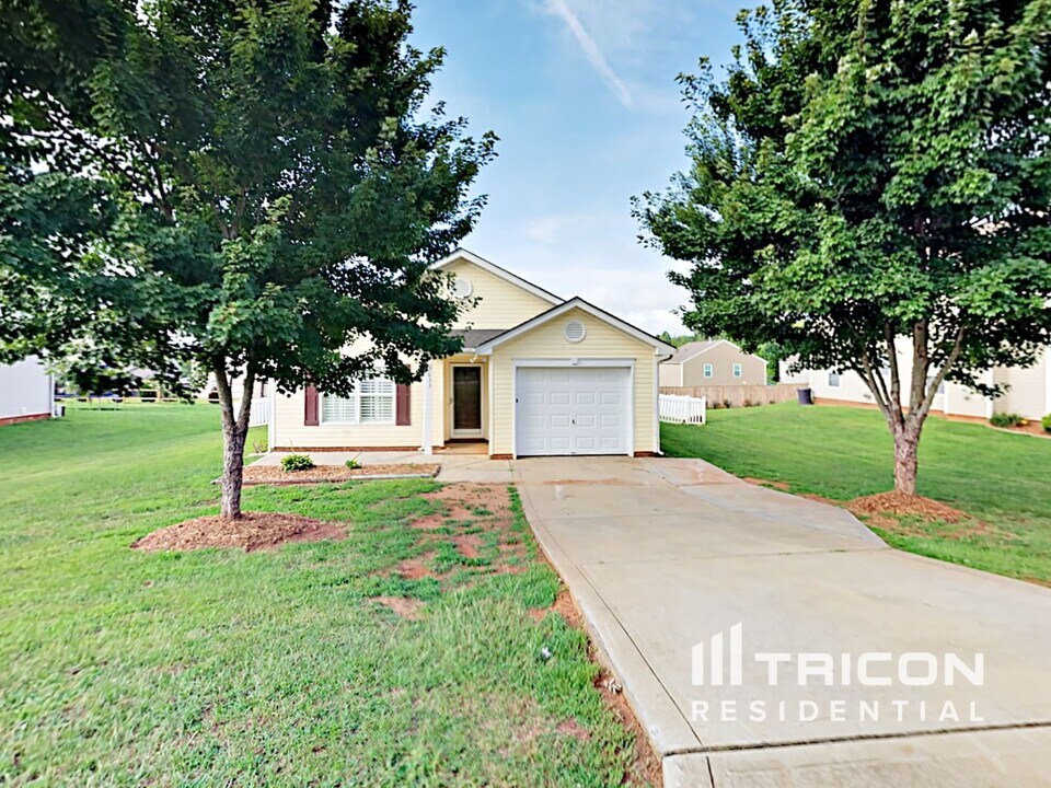 3633 Crowders View Dr in Gastonia, NC - Foto de edificio