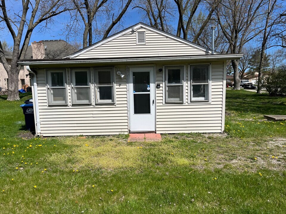 2122 Sprucewood Ave in Des Plaines, IL - Foto de edificio