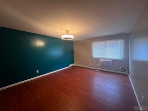 730 Cricket Ln in Woodbridge, NJ - Building Photo - Building Photo