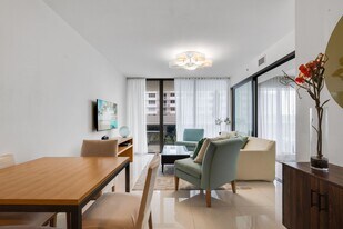 5875 Collins Ave in Miami Beach, FL - Building Photo