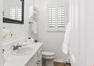 11120 Queensland St, Unit E47 in Los Angeles, CA - Building Photo - Building Photo