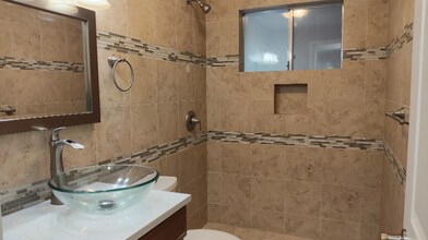 18820 51st Pl W in Lynnwood, WA - Foto de edificio - Building Photo