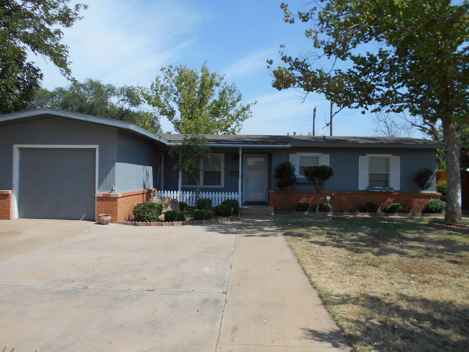 4222 37th St in Lubbock, TX - Building Photo