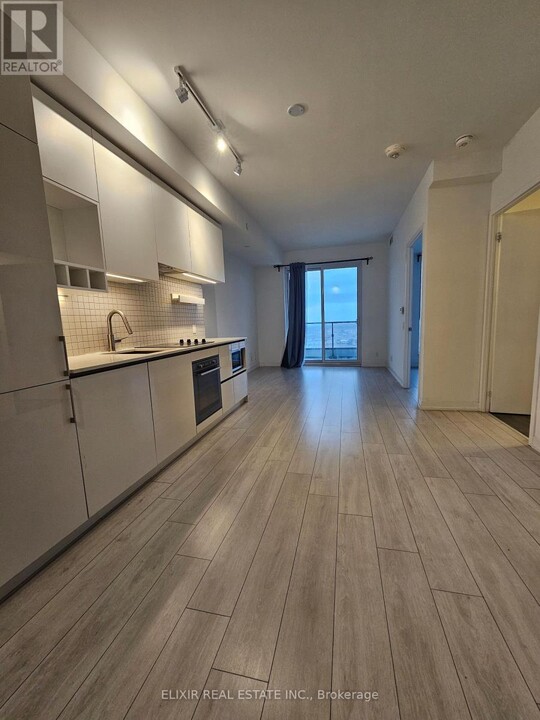 950-5950 Portage Pkwy in Vaughan, ON - Building Photo