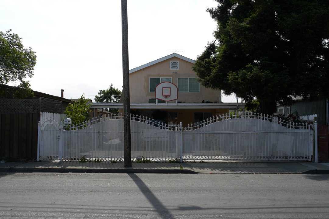 304 Berkshire Ave in Redwood City, CA - Building Photo