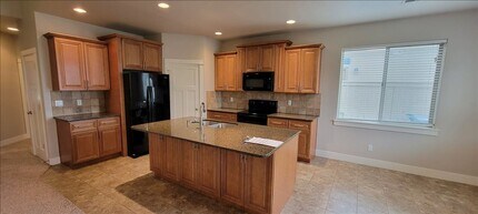 1299 N Oklahoma Pl in Kennewick, WA - Building Photo - Building Photo