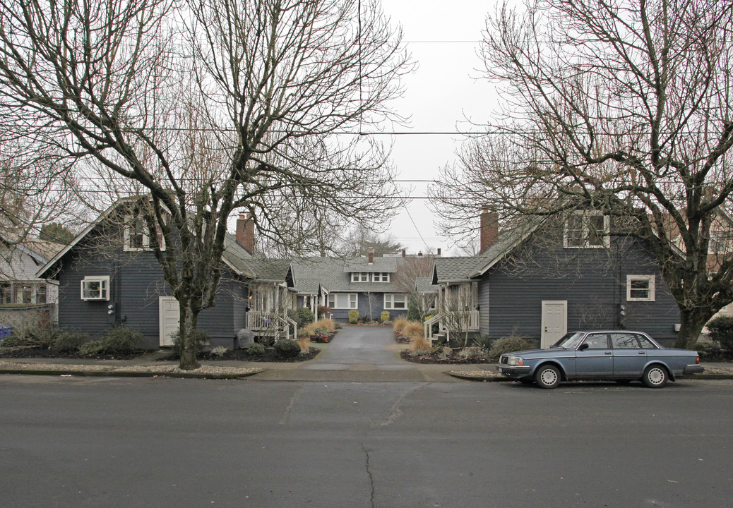 2305-2315 SE Ash St in Portland, OR - Building Photo