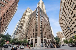 40 E Delaware Pl in Chicago, IL - Building Photo