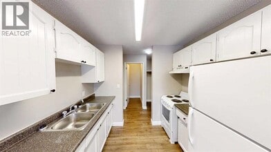 10114-10105 105 Ave in Grande Prairie, AB - Building Photo - Building Photo