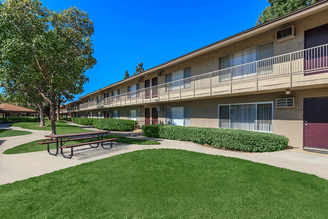 Corsican Apartment Homes in Anaheim, CA - Building Photo