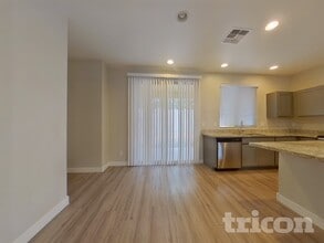 2638 E Danbury Rd in Phoenix, AZ - Foto de edificio - Building Photo