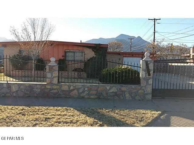 10001 Kirwood St in El Paso, TX - Building Photo