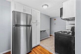 7608 Big Bend Blvd in St. Louis, MO - Building Photo - Building Photo