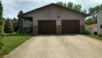 2033 Greenwood Dr, Unit 2 in Owatonna, MN - Building Photo