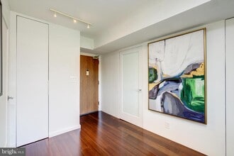1077 30th St NW in Washington, DC - Building Photo - Building Photo