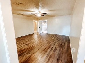 4412 52nd St in Lubbock, TX - Foto de edificio - Building Photo