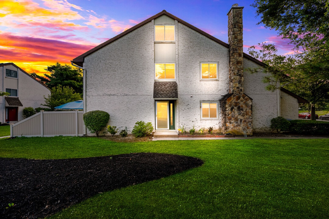 99 Thoreau Dr in Plainsboro, NJ - Building Photo