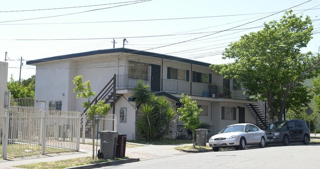 6405 Brann St in Oakland, CA - Foto de edificio - Building Photo