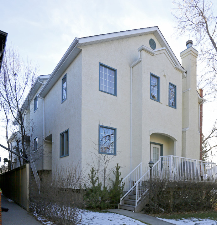 3330-3338 19th Ave SW in Calgary, AB - Building Photo