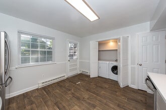 9392 Pine Tree Rd in Norfolk, VA - Foto de edificio - Building Photo