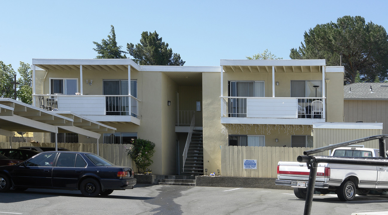 3966 Clayton Rd. in Concord, CA - Foto de edificio