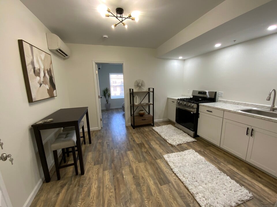 61 Colony St in Meriden, CT - Building Photo