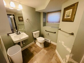 128 Forest Dr in Wethersfield, CT - Foto de edificio - Building Photo