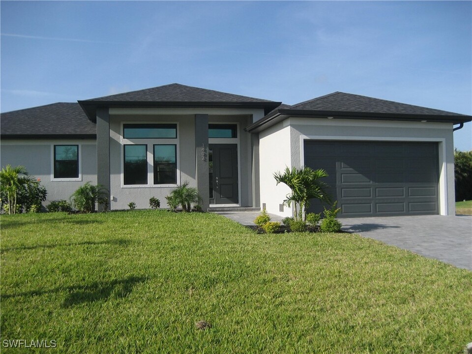 3402 SW 3rd St in Cape Coral, FL - Foto de edificio