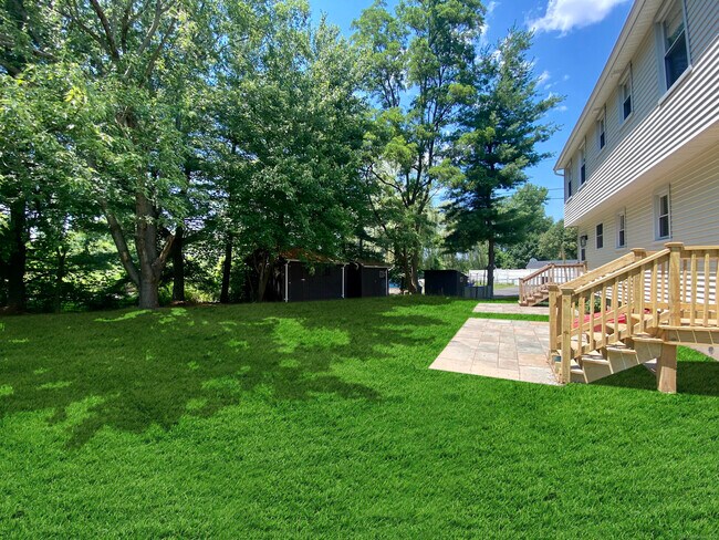 493 Middletown Ave in Wethersfield, CT - Foto de edificio - Building Photo