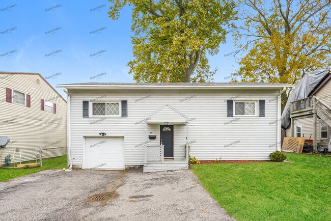 property at 5631 N Chagrin Dr