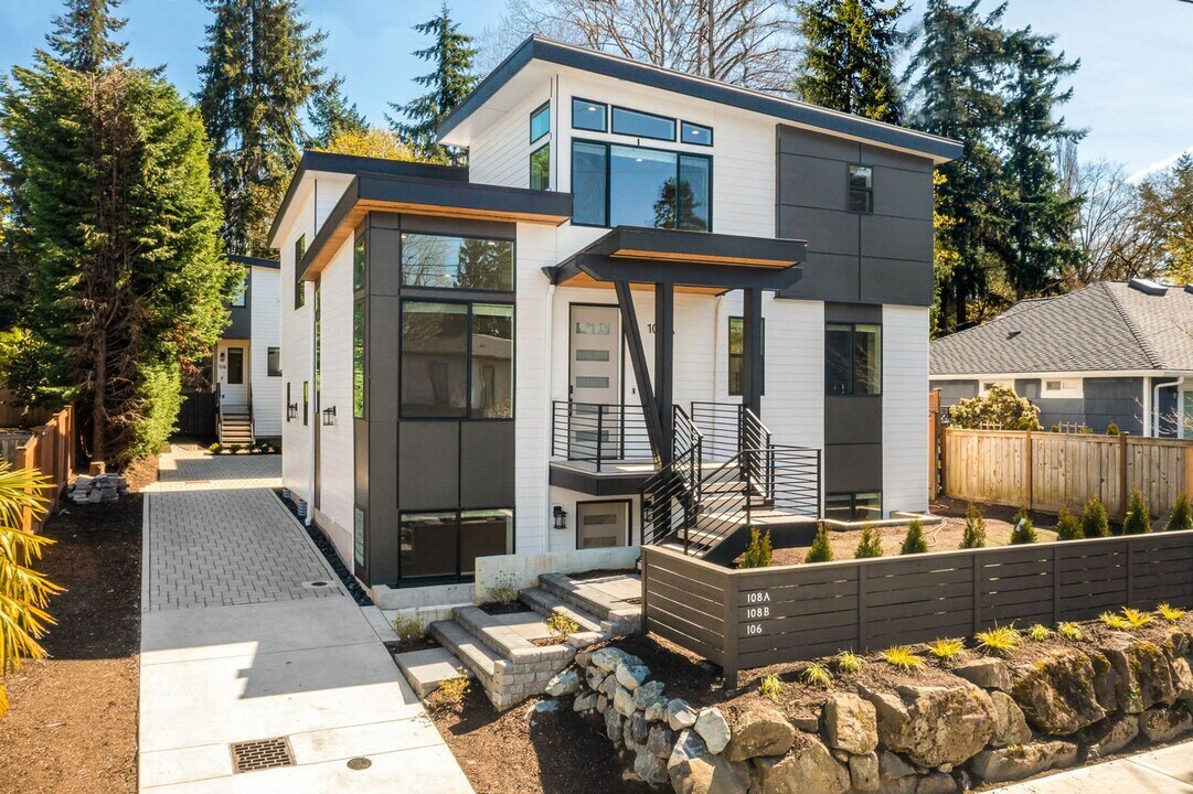 108 6th St South in Kirkland, WA - Building Photo