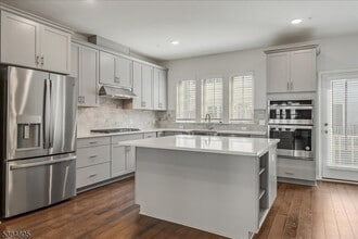 27 Gala Ct in Livingston, NJ - Foto de edificio - Building Photo