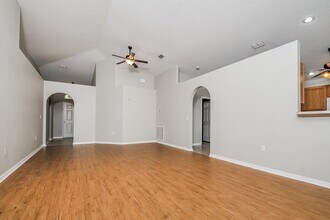 1507 Alhambra Crest Dr in Ruskin, FL - Foto de edificio - Building Photo