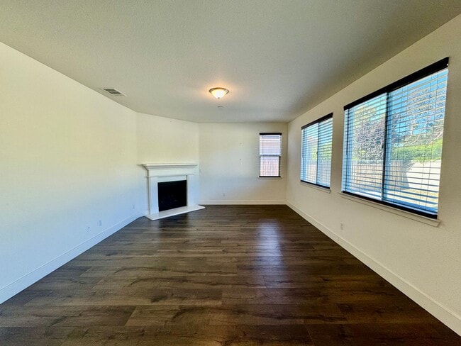1862 Dunite Dr in Los Banos, CA - Building Photo - Building Photo