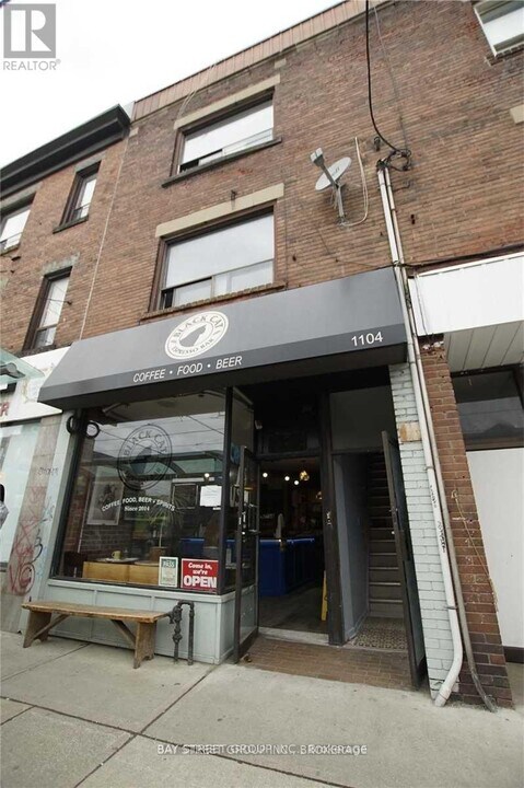 1104 College St in Toronto, ON - Building Photo