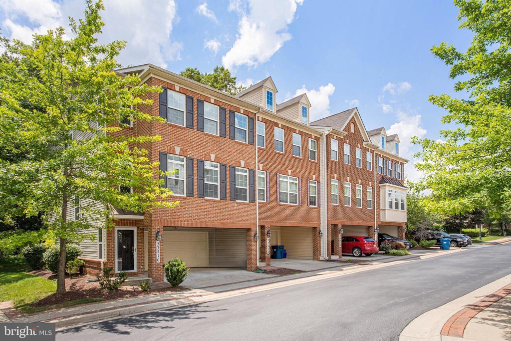 23210 Roberts Tavern Dr in Clarksburg, MD - Building Photo