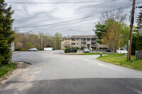 Riverview Terrace in Cranston, RI - Foto de edificio - Building Photo