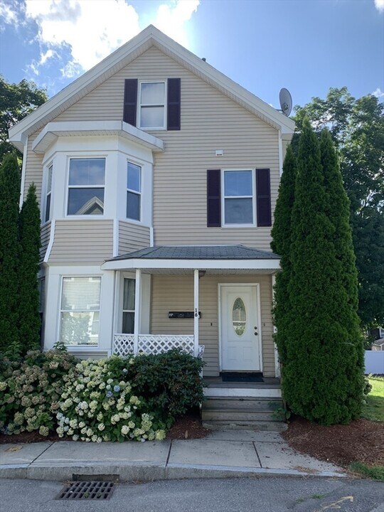 16 Charles St Ave in Waltham, MA - Foto de edificio