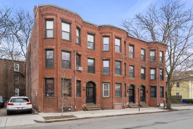 116 Brook St, Unit 3 in Brookline, MA - Foto de edificio - Building Photo