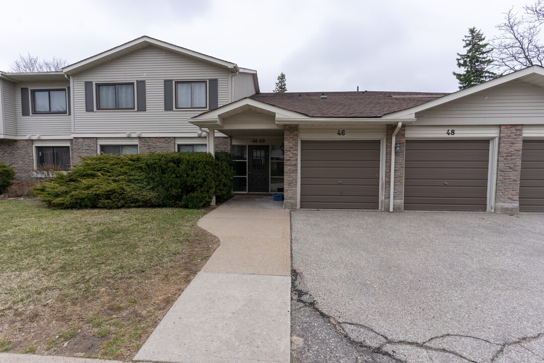 2701 Aquitaine Ave in Mississauga, ON - Building Photo