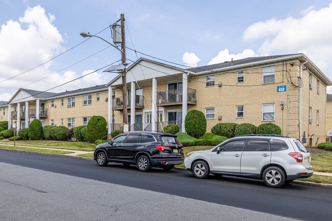 Carteret Gardens in Carteret, NJ - Building Photo - Building Photo