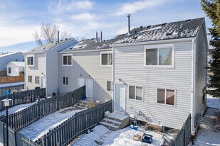 114 Woodmont Crt SW in Calgary, AB - Building Photo