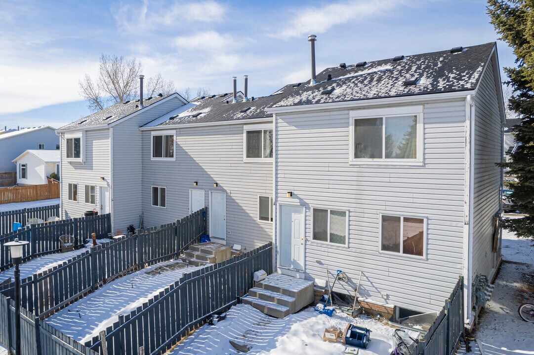 114 Woodmont Crt SW in Calgary, AB - Building Photo