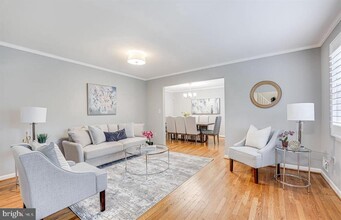 2221 Senseney Ln in Falls Church, VA - Building Photo - Building Photo