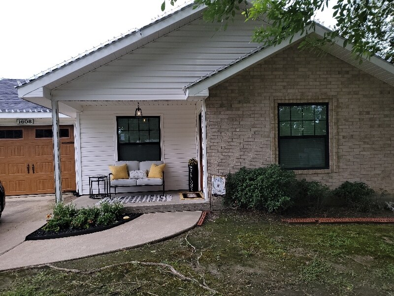 1806 N 8th St in Orange, TX - Foto de edificio