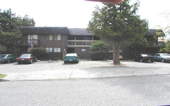 Twin Cedar Apartments in Federal Way, WA - Building Photo - Building Photo