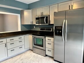 808 Fieldstone Ct in Colchester, CT - Building Photo - Building Photo