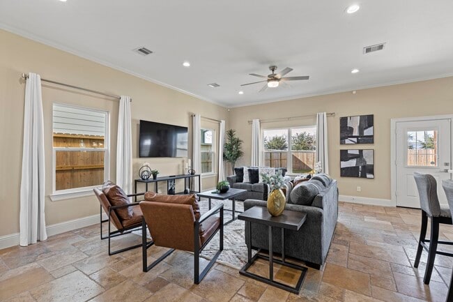 2211 Silverbonnet St