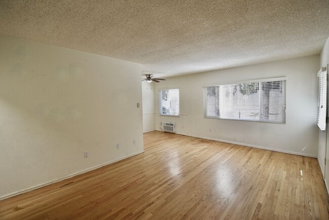 5852 Hazeltine Ave in Los Angeles, CA - Foto de edificio - Building Photo
