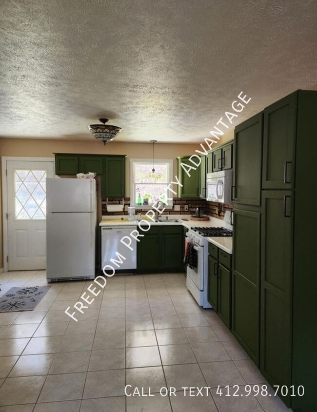 353 Clavale St in North Versailles, PA - Building Photo - Building Photo